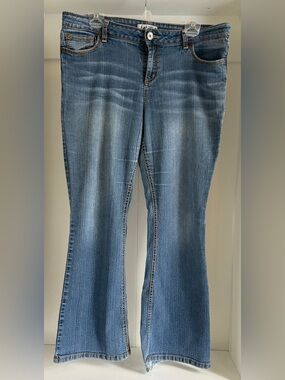 l.e.i Sophia Hipster sz 17 Light-Mid Blue Flare Jeans